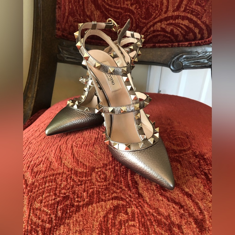COPY - Valentino. Beautiful pumps.